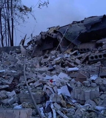 Атака РФ на Дніпро: співробітники ДСНС врятували жінку з-під завалів — відео