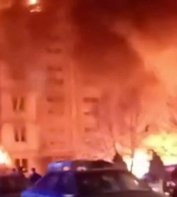 Дом в огне. В Сети показали первые минуты после ракетной атаки россиян на Умань — видео