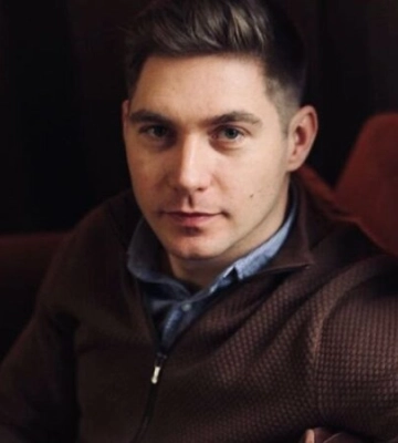 «Мій район». Володимир Остапчук розповів, що російська ракета потрапила до будинку його дитинства в Умані та відповів, що з його батьками