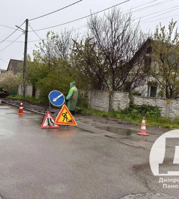 У Дніпрі комунальники розпочали ремонт тротуарів на декількох вулицях. Адреси