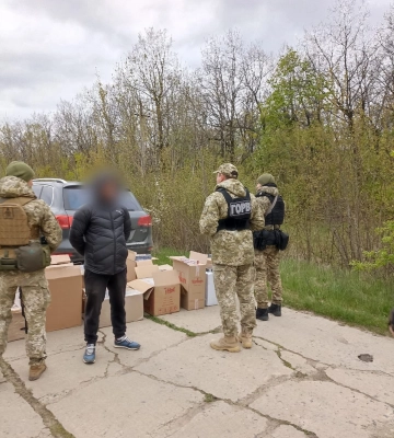 В автомобілі жителя Одещини прикордонники знайшли 7,5 тисяч пачок нелегальних цигарок, - ФОТО