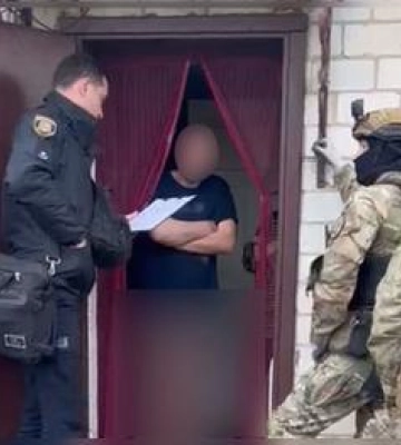 На Полтавщині чоловік погрожував місцевій родині й вимагав у неї 5 тисяч доларів США