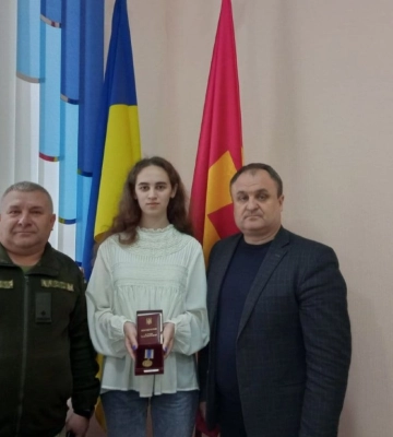 Доньці захисника з Полтавщини передали посмертну нагороду батька