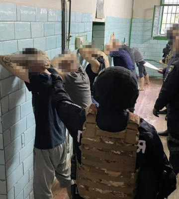 Поліцейські припинили діяльність угруповання шахраїв з СІЗО