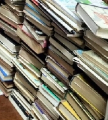 У волинській юнацькій бібліотеці зібрали російську літературу і передали кошти на матеріали для сіток