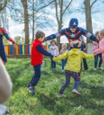 Favbet Foundation почав передачу 5500 наборів канцелярії для дітей ВПО та військовослужбовців за програмою "Клуб супергероїв"