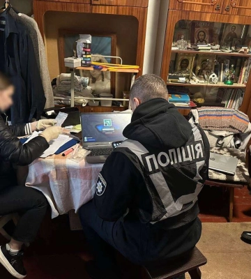 Поліція викрила шахрая з Дніпра, який привласнював гроші зниклих та полонених бійців ЗСУ