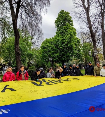 Конечная точка – освобожденный Крым: в Одессу привезли украинский флаг-путешественник