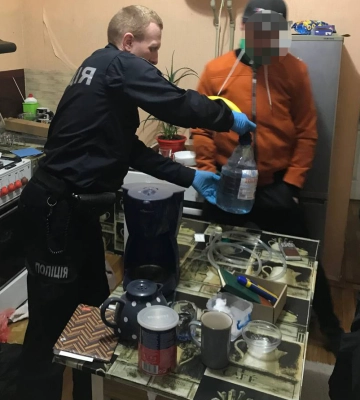 Рівнянин на орендованій квартирі виготовляв наркотики