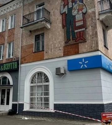 У Нововолинську шматок балкона впав на тротуар 