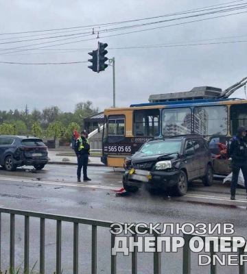 У Дніпрі на Набережній зіткнулися дві машини та тролейбус: є постраждалі