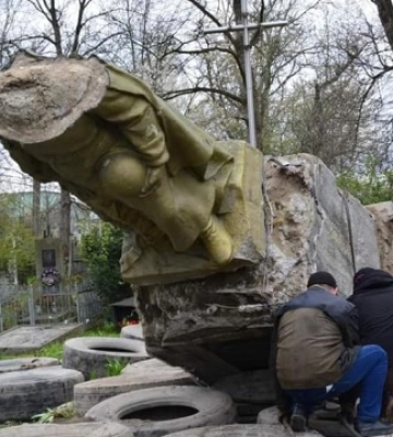 На Прикарпатті демонтували пам’ятник, що героїзував червону армію