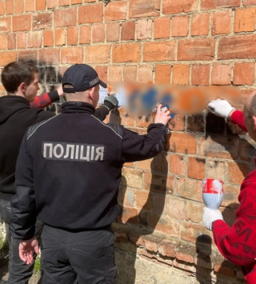 У Чернівцях волонтери та поліцейські знищували написи з рекламою наркотиків