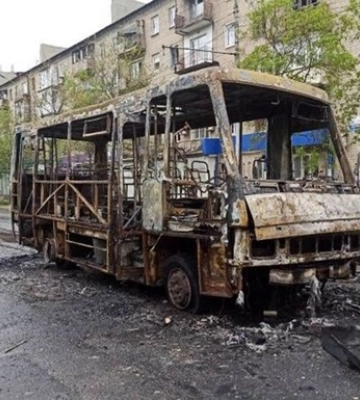 В Донецке снаряд попал в автобус: семь погибших В Донецке снаряд попал в автобус: семь погибших