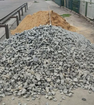 Рівняни поскаржились на купи піску та каміння на тротуарі