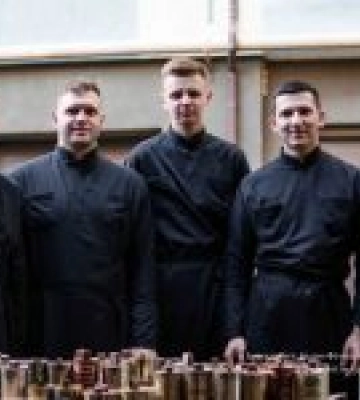 Семінаристи ІФДС долучилися до виготовлення окопних свічок для ЗСУ