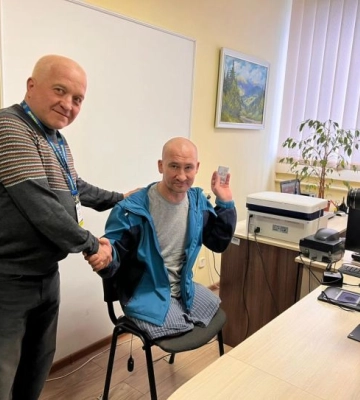 Втратив все й починає життя з нуля: на Закарпатті відновили ID-картку чоловіку з Бахмута