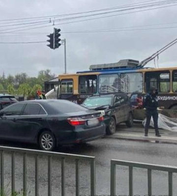 У Дніпрі на Набережній зіткнулися дві машини та тролейбус: є постраждалі