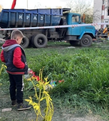 До зруйнованого будинку в Умані люди несуть квіти та іграшки