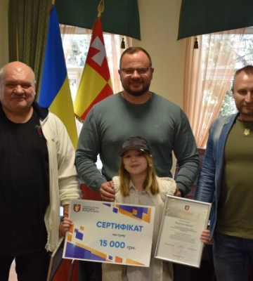 Юні луцькі спортсмени отримали сертифікати від міського голови Ігоря Поліщука