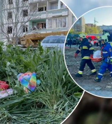 До зруйнованого будинку в Умані люди несуть квіти та іграшки
