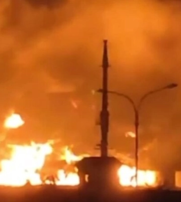 Взрывы и сильный пожар в Севастополе: оккупанты заявили об атаке БПЛА (видео)