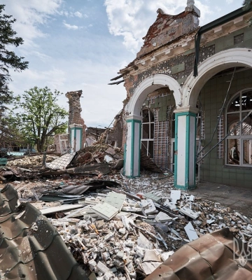 У Донецькій ОВА показали стан зруйнованого через бойові дії вокзалу Святогірська (ФОТО)