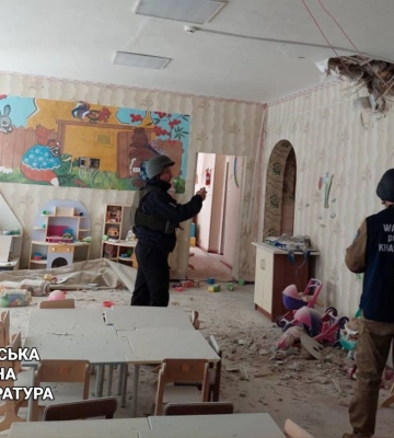 Російські війська обстріляли дитячий садок у Вовчанську (ФОТО)
