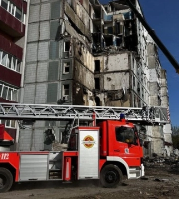 В Умані у багатоповерхівці, зруйнованій ракетним ударом, зайнялася пожежа