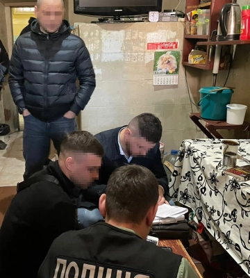На Львівщині затримали чоловіка, який перебуваючи за ґратами, проводив махінації, - ФОТО