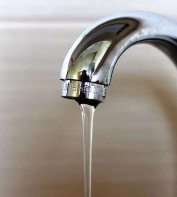 У Дніпрі комунальники усувають пошкодження водопроводу: ситуація на ранок 29 квітня