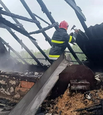 Вогнеборці у Нікополі загасили пожежу у приватному будинку