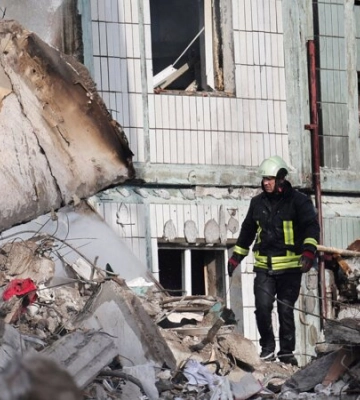 В Умані триває розбір завалів і пошуки людей: в зруйнованій ракетою багатоповерхівці спалахнула пожежа