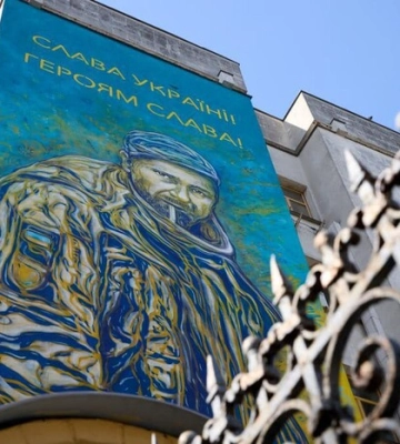У центрі Києва з’явився мурал, присвячений страченому росіянами військовому 