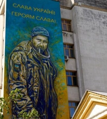 У центрі Києва з’явився мурал, присвячений розстріляному росіянами військовому