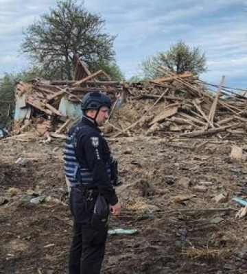 Во время фиксации последствий бомбардировки на Черниговщине трое полицейских получили травмы в результате повторной атаки. ФОТОрепортаж