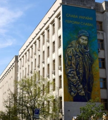 Французький художник зобразив на муралі в Києві страченого в полоні військового ЗСУ