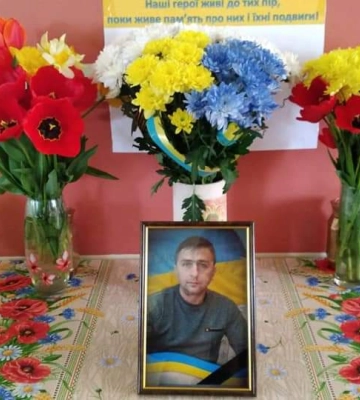 Рідним загиблого воїна з Волині, який був директором школи, вручили його нагороду (Фото)