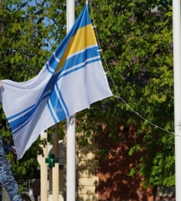 Над будівлею Київської ОВА підняли прапор Військово-морських сил України