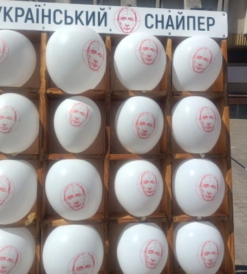 У центрі Рівного можна постріляти у кульки із зображенням путлера: волонтери збирають гроші на ЗСУ (ФОТО)