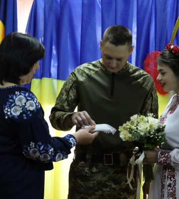 Поспішав, бо мусить від’їжджати: на Волині одружився військовий