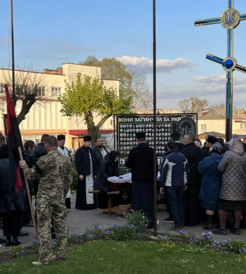 Рідним загиблого воїна з Волині, який був директором школи, вручили його нагороду (Фото)