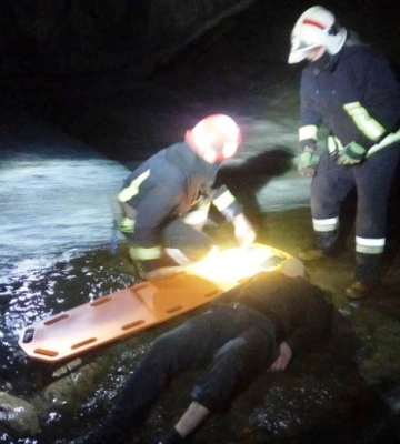 В Бердичіві рятувальники допомогли чоловікові, який впав біля греблі