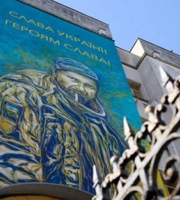«Слава Україні»: у Києві французький художник створив мурал страченому росіянами військовому 