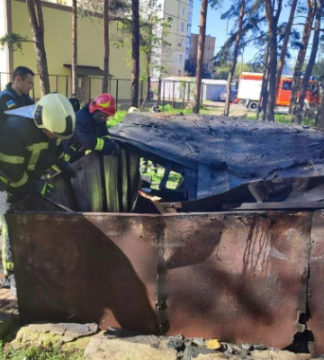 В Киеве во время тушения пожара в гараже обнаружили тело мужчины