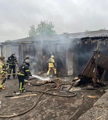 Обстріл Куп’янська: згорів гараж лікарні та пошкоджені машини швидкої допомоги