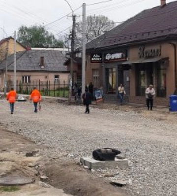 З капітальним ремонтом вулиці Миру у Виноградові прийдеться почекати (відео)