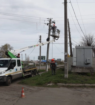 У звільненому селі під Харковом майже відновили електропостачання
