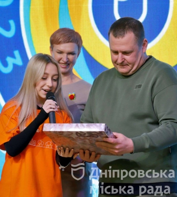 Філатов вручив подяки педагогам та школярам, які волонтерять та допомагають ЗСУ