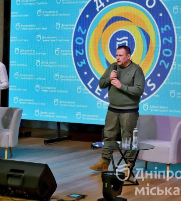 Філатов вручив подяки педагогам та школярам, які волонтерять та допомагають ЗСУ